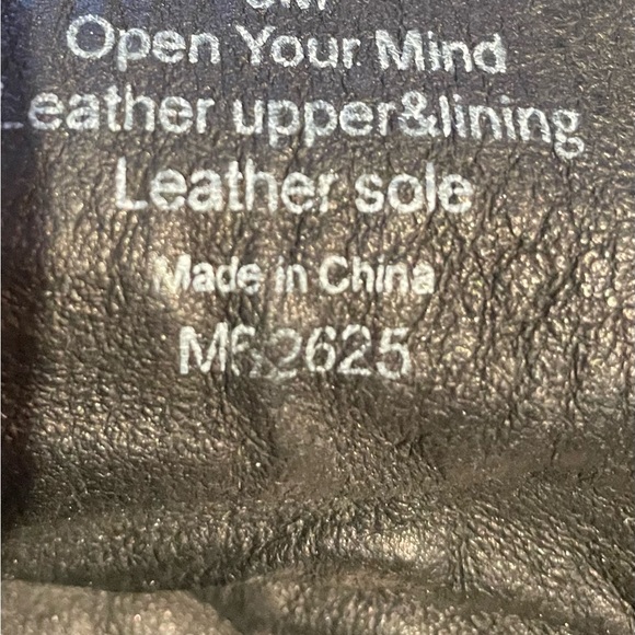 One pair Kenneth Cole black leather boots, size 9. Ankle with side zipper. - Picture 4 of 5